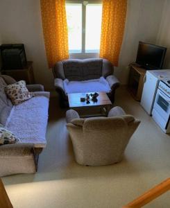 Sala de estar con 2 sofás y mesa de centro en Vikendica Žute dunje Jajce en Jajce