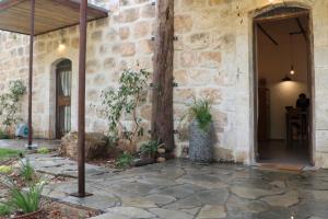 wejście do kamiennego domu z patio w obiekcie The stone house w mieście Kefar Daniyyel