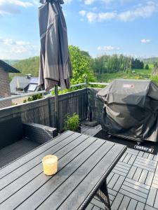 een terrastafel met een parasol op een terras bij Ferienvermietung Schneider in Wiehl