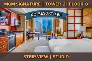 拉斯维加斯8th Flr MGM Signature Studio, Strip View, No Fee的一间带床和厨房的酒店房间