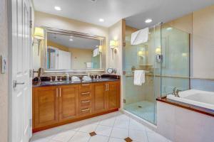 拉斯维加斯8th Flr MGM Signature Studio, Strip View, No Fee的带浴缸、水槽和淋浴的浴室