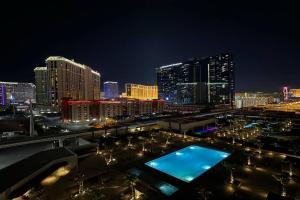 8th Flr MGM Signature Studio, Strip View, No Fee内部或周边的泳池