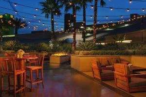 拉斯维加斯8th Flr MGM Signature Studio, Strip View, No Fee的一个带桌椅和棕榈树的庭院