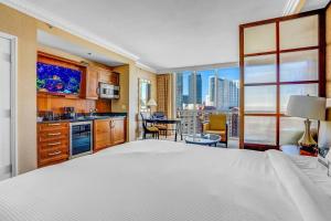 拉斯维加斯8th Flr MGM Signature Studio, Strip View, No Fee的一间大卧室,配有一张大床和一个厨房 更多29张照片