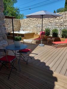 Foto dalla galleria di Chez Danièle chambre avec jacuzzi et terrasse privée a Murs Altre 7 foto