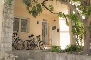 deux vélos garés sur le côté d'un bâtiment dans l'établissement Apartment Gloria, à Kaštela