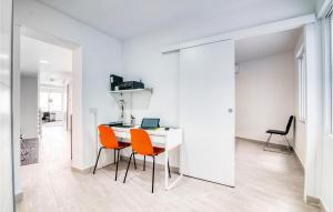 Televiisor ja/või meelelahutuskeskus majutusasutuses 2 Bedroom Cozy Home In Santa Pola