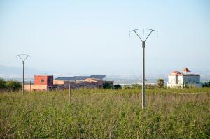 un campo de hierba alta con dos luces de la calle en Vila Haja - Beautiful Farmhouse with a Private Pool! en Imouzzer Kandar