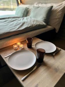 Ljotegard的住宿－Dreamy Barrel，两张白板和筷子放在床边的木桌上