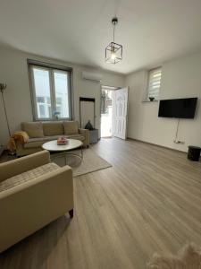 uma sala de estar com um sofá e uma televisão em Maison Saint Pierre em Dinant