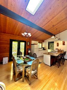 Galeriebild der Unterkunft Volcano Hideaway Cabin as seen on HGTV in Volcano + 17 Fotos