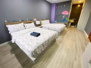 Postel nebo postele na pokoji v ubytování PulauKetam HuaHeeHomes 吉胆岛欢喜亲子民宿