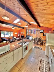 Gallery image of Volcano Hideaway Cabin as seen on HGTV in Volcano +17 photos