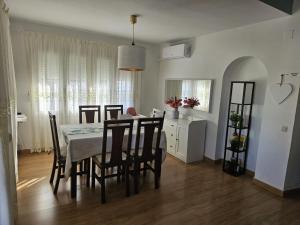 een keuken en eetkamer met een tafel en stoelen bij Villa Tony - Benalmádena in Arroyo de la Miel