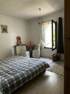 um quarto com uma cama e uma janela em Le Gast, Vaumeilh em Sisteron