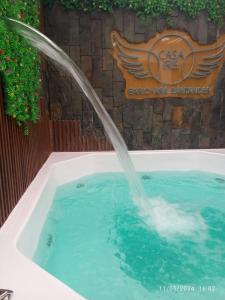 una fuente de agua en una piscina en Casa Iris Hotel Boutique, en Barichara