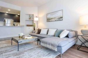 ein Wohnzimmer mit einem Sofa und einem Tisch in der Unterkunft Tulip - 2 bedroom apartment in West Hollywood in Los Angeles