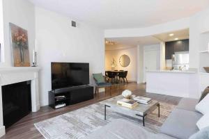 ein Wohnzimmer mit einem Sofa und einem Kamin in der Unterkunft Tulip - 2 bedroom apartment in West Hollywood in Los Angeles