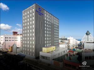 Un palazzo alto con un cartello sul lato. di Daiwa Roynet Hotel Aomori ad Aomori