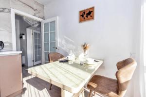 ein Esszimmer mit einem weißen Tisch und Stühlen in der Unterkunft Набережная, небоскребы, кофейня, фитнес, стильно и недорого, ЖК 7Я in Astana + 3 Fotos