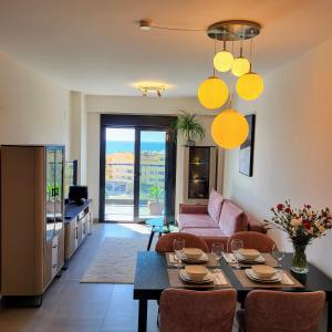 una sala de estar con una mesa y un sofá en Rezydencja Orizon Apartament, en Algarrobo Costa