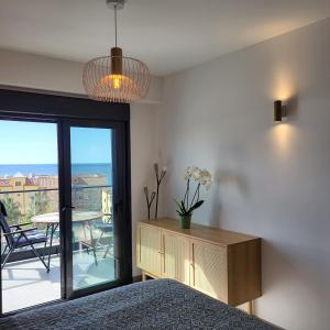 1 dormitorio con 1 cama y 1 mesa con balcón en Rezydencja Orizon Apartament, en Algarrobo Costa