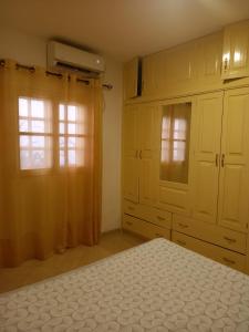 - une chambre avec un lit et une fenêtre dans l'établissement VIP Guest House Campo de Milho, à São Tomé