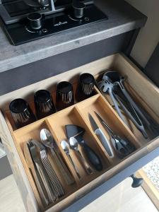 uma gaveta de madeira com utensílios numa cozinha em Dreamy Barrel em Ljotegard