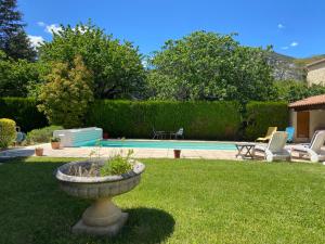 Basen w obiekcie Appartement en Provence-Lubéron - piscine et calme lub w pobliżu