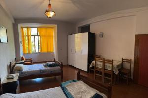 Habitación con 2 camas y sala de estar. en Hotel brazil, en Peshkopi