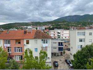 Hotel brazil في Peshkopi: مجموعة مباني في مدينة بها جبال