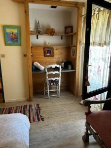 een slaapkamer met een bureau en een stoel in een kamer bij Le Gast, Vaumeilh in Vaumeilh