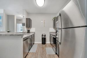 Nhà bếp/bếp nhỏ tại Luxury 3bd, 2bath, universal studios