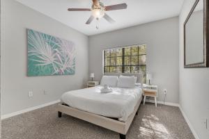 a bedroom with a bed and a ceiling fan at Luxury 3bd, 2bath, universal studios in Orlando