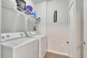 a laundry room with a washer and dryer at Luxury 3bd, 2bath, universal studios in Orlando