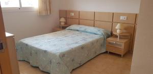 La EstaciónにあるEdificio Playa Ribera MED001の青い掛け布団が敷かれたベッドのある寝室 +12枚の写真