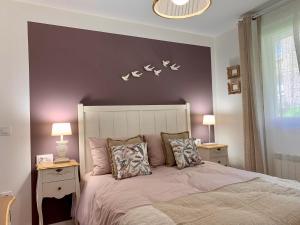 Un dormitorio con una cama grande con dos mesitas de noche. en Puerta 10, en El Astillero