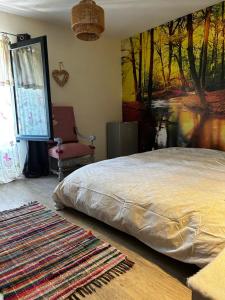 een slaapkamer met een bed en een schilderij aan de muur bij Le Gast, Vaumeilh in Vaumeilh