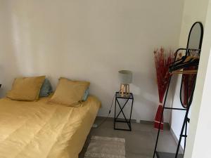 Łóżko lub łóżka w pokoju w obiekcie Appartement en Provence-Lubéron - piscine et calme