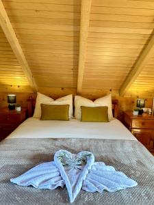 łóżko z kocem w kształcie serca w obiekcie Green Heaven Cottage w Ulcinju