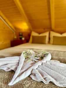 מיטה או מיטות בחדר ב-Green Heaven Cottage