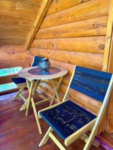 mały stolik i dwa krzesła w kabinie w obiekcie Green Heaven Cottage w Ulcinju