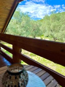 Aussicht aus einem Fenster eines Tisches auf einer Veranda in der Unterkunft Green Heaven Cottage in Ulcinj