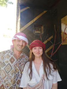 Un homme et une femme posant une photo dans l'établissement Petra Anas House, à Wadi Musa