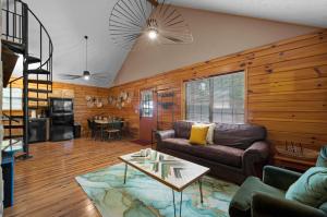 ein Wohnzimmer mit Sofa und Tisch in der Unterkunft Fall Wonders - Dollywood at 2 min & Heated Pool in Sevierville