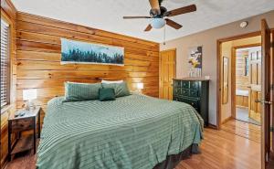 ein Schlafzimmer mit einem Bett und einem Deckenventilator in der Unterkunft Fall Wonders - Dollywood at 2 min & Heated Pool in Sevierville + 12 Fotos