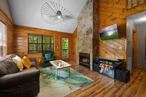 ein Wohnzimmer mit Couch und Kamin in der Unterkunft Fall Wonders - Dollywood at 2 min & Heated Pool in Sevierville