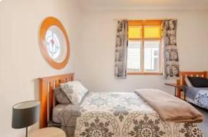 - une chambre avec un lit et une fenêtre dans l'établissement St Clair Holiday House, à Dunedin