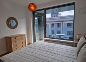 Ένα ή περισσότερα κρεβάτια σε δωμάτιο στο Eurovea Riverside with parking