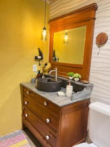 a bathroom with a sink and a mirror at Villa Lulu Geribá in Búzios